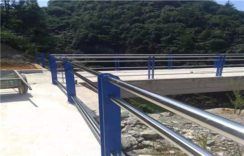 护栏立柱质量可靠山东老板实在本地公司