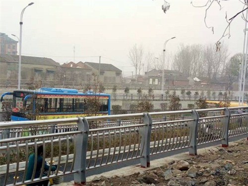 20#钢内衬无缝不锈钢复合钢管满足施工要求