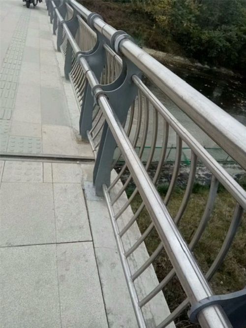 不锈钢复合管道路护栏匠心工艺本地厂家
