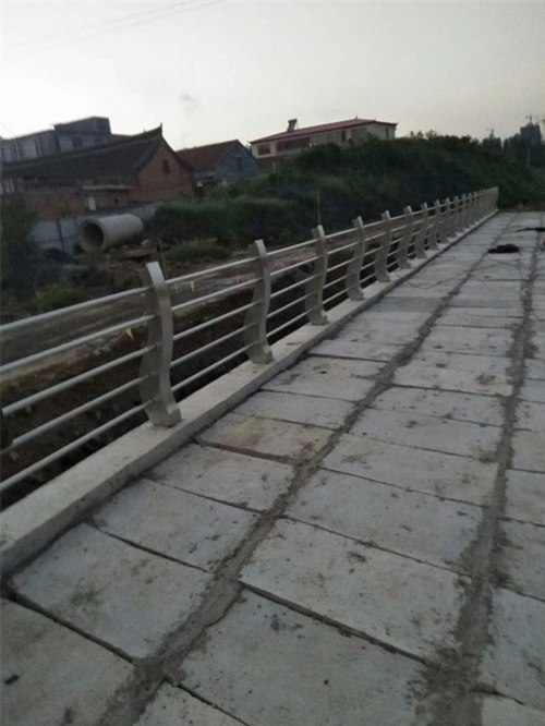 桥梁防撞支架外形简约24小时下单发货