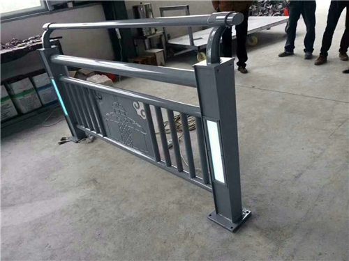 道路隔离护栏抗冲击力强严选用料