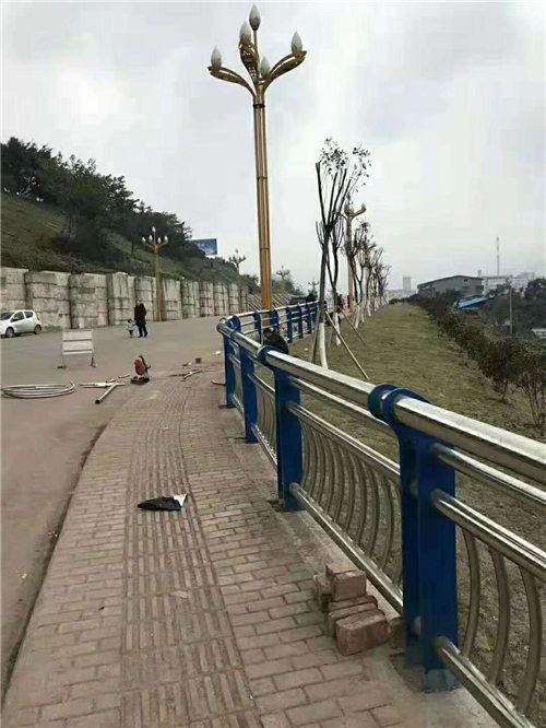 不锈钢碳素钢复合管护栏坚固不易变形打造行业品质