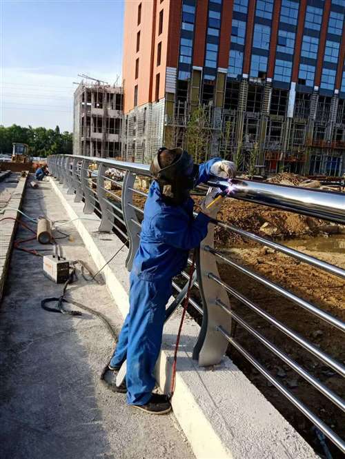 高速公路防撞护栏一手货源产地直供